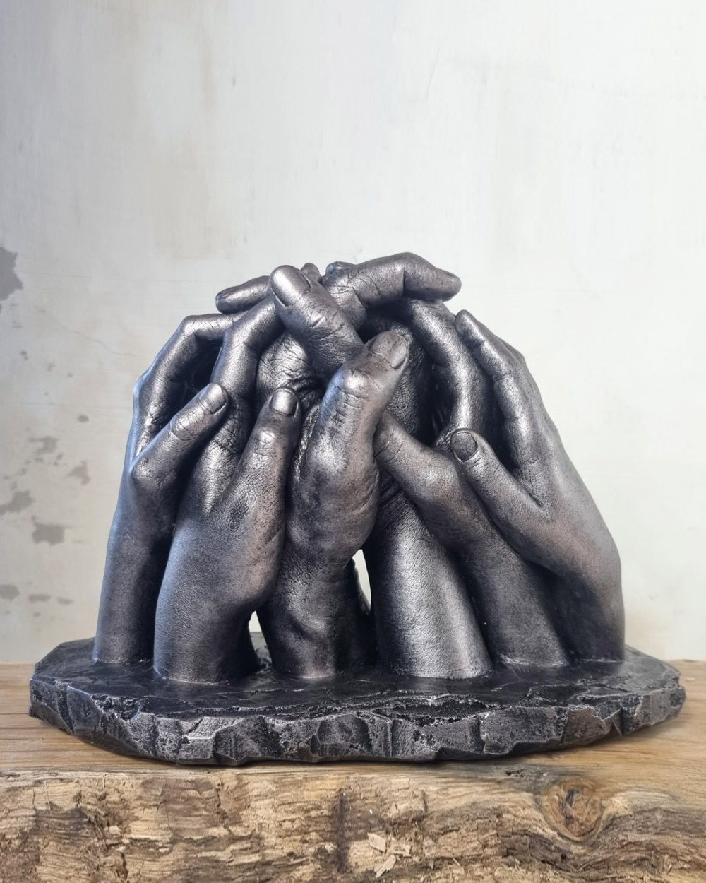 Gezinsbeeld van 6 personen in compacte handcompositie met verdiepte patina