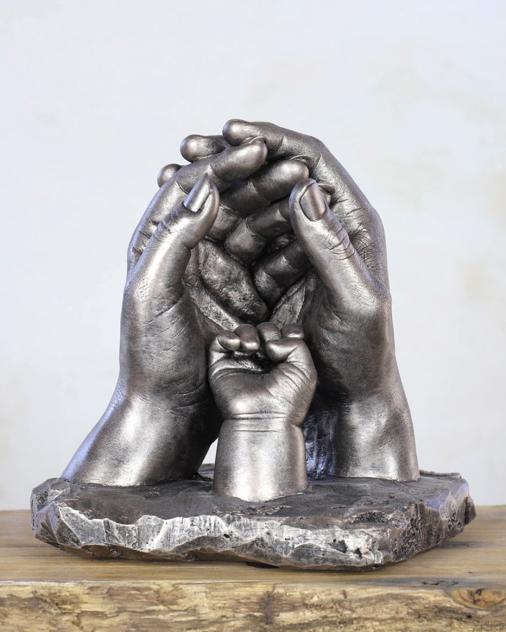Bodycasting familie handbeeld met babyhandje in beschermende compositie