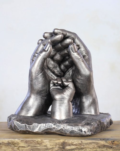 Bodycasting familie handbeeld met babyhandje in beschermende compositie