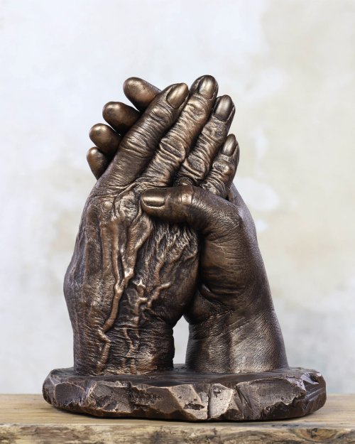 Handbeeld van oudere hand met jonge ondersteunende hand