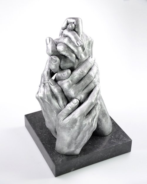Bodycasting handbeeld met gelaagde handcompositie in organische bloemvorm