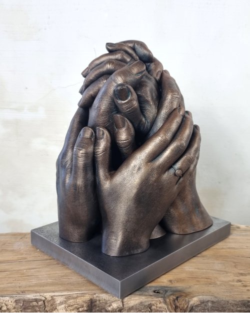Familie handbeeld met meerdere handen in gesloten compositie