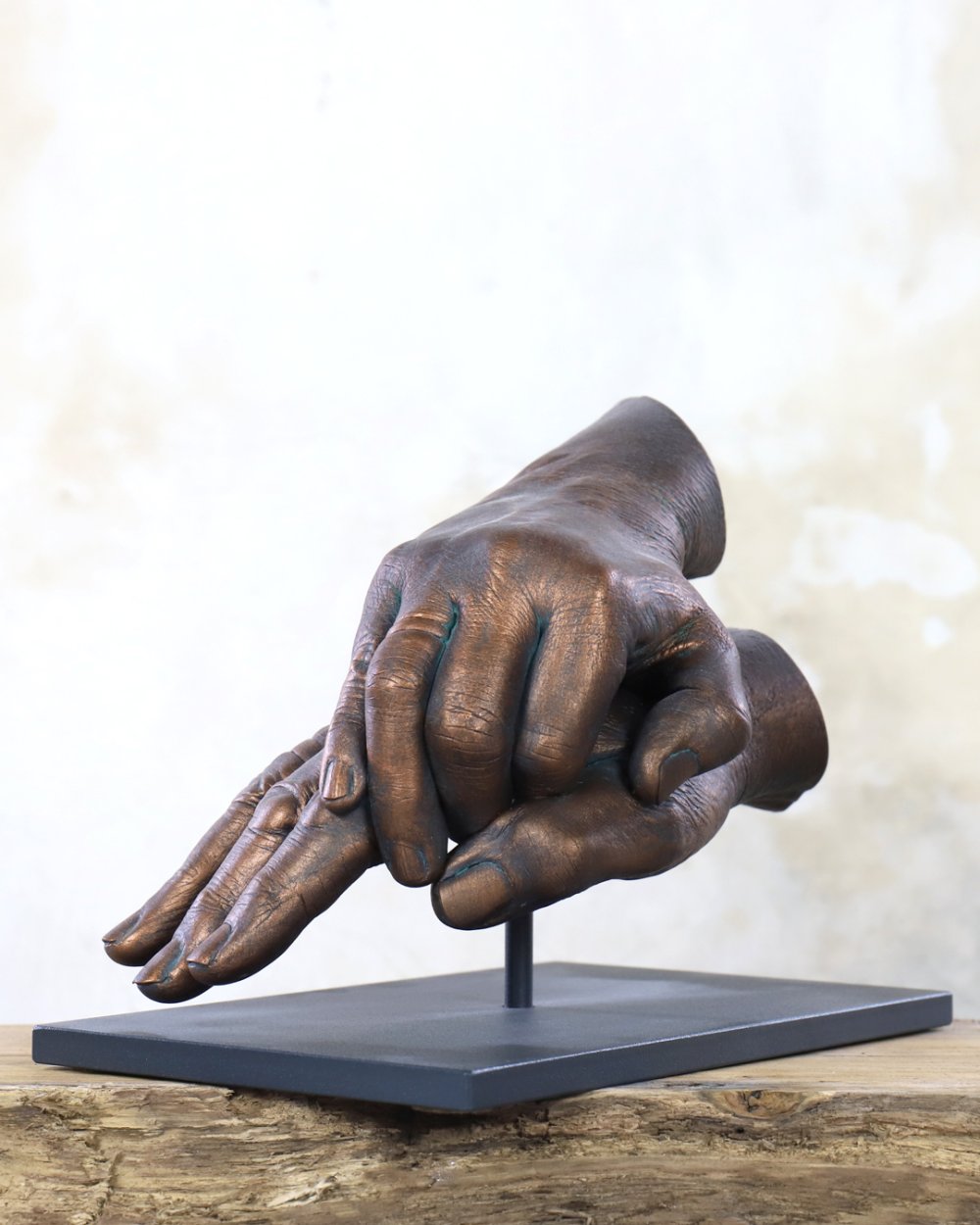 Handbeeld van twee handen in steunende en beschermende houding