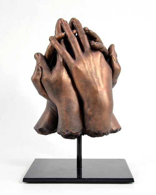 Bodycasting handbeeld Genesis met zwevende compositie op metalen sokkel