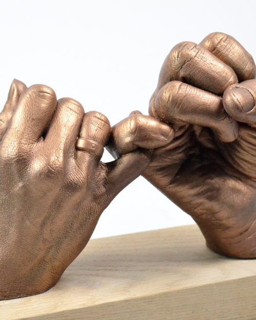 Bodycasting van twee handen in pinky promise compositie