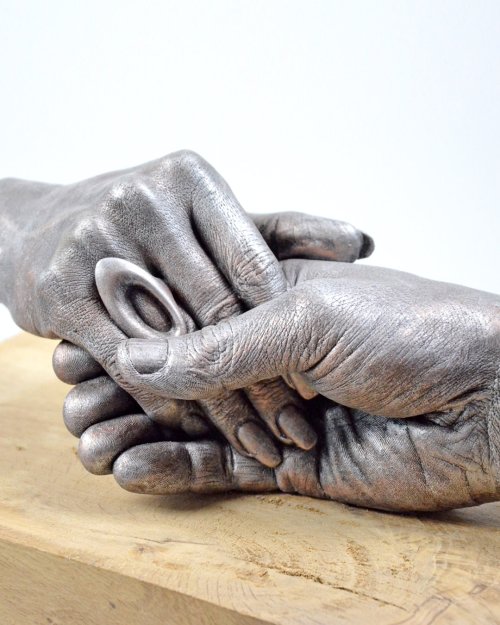 Bodycasting van twee handen in natuurlijke ontspannen houding