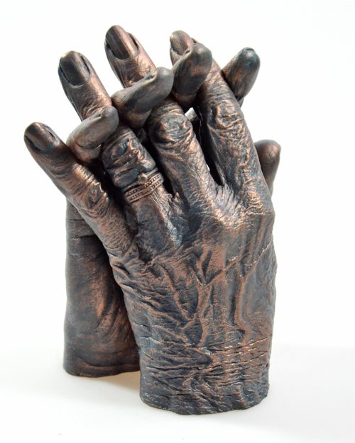 Bodycasting handbeeld van ineengestrengelde handen met rijke huiddetails