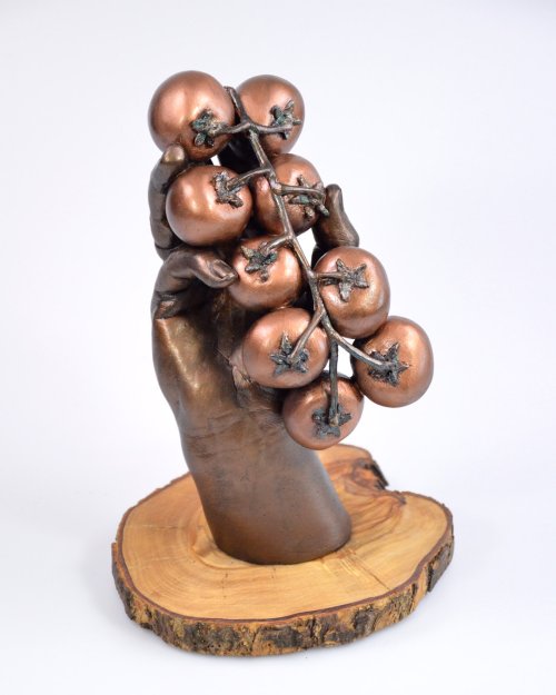 Bodycasting handbeeld met tomatentros als symbool voor levenswerk