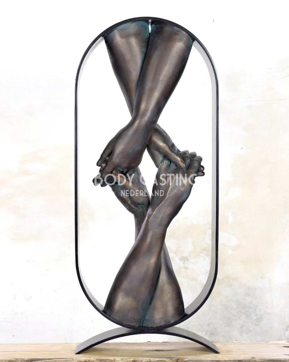 Een imposant sculptuur van handen met metalen frame. Bodycasting en lifecasting van de handen laten maken?