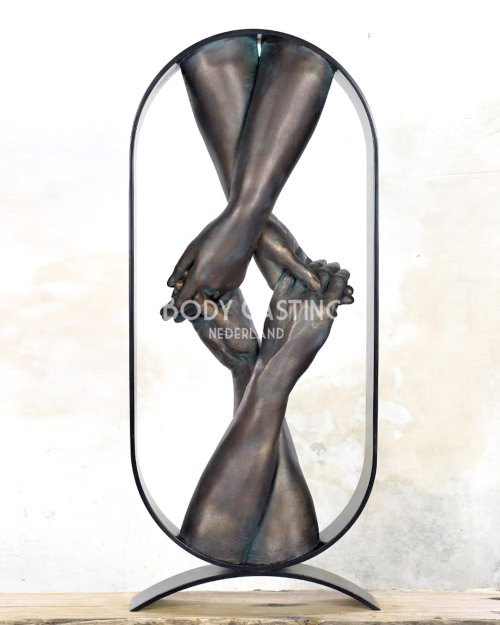 Een imposant sculptuur van handen met metalen frame. Bodycasting en lifecasting van de handen laten maken?