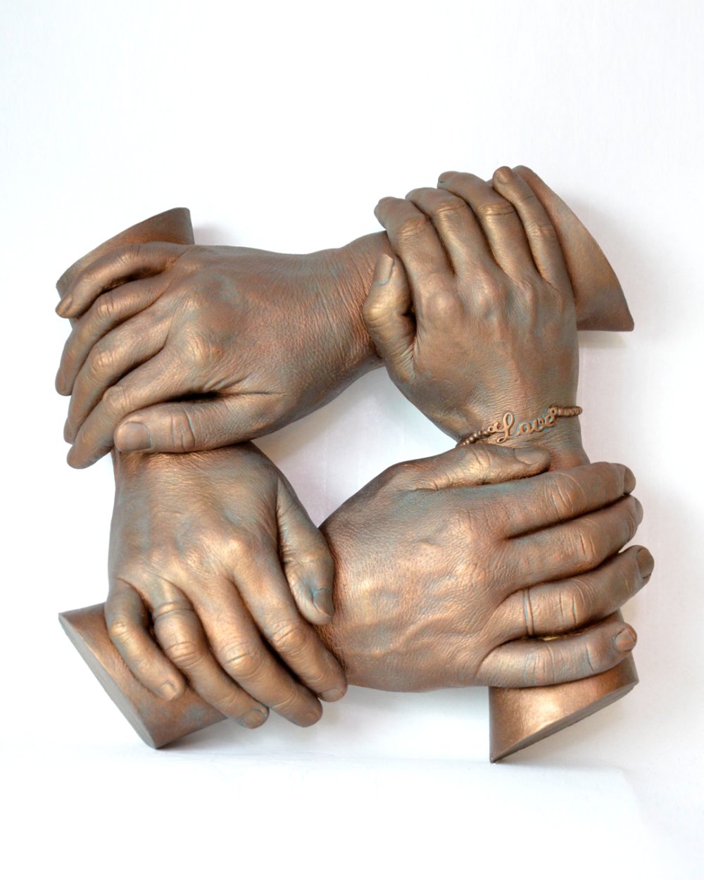 Een pure handenkrans, een krachtig beeld van vijf handen in ondoorbroken cirkel. Dit handbeeld in krans heeft een bronzen kleuring en bevat levensechte details.