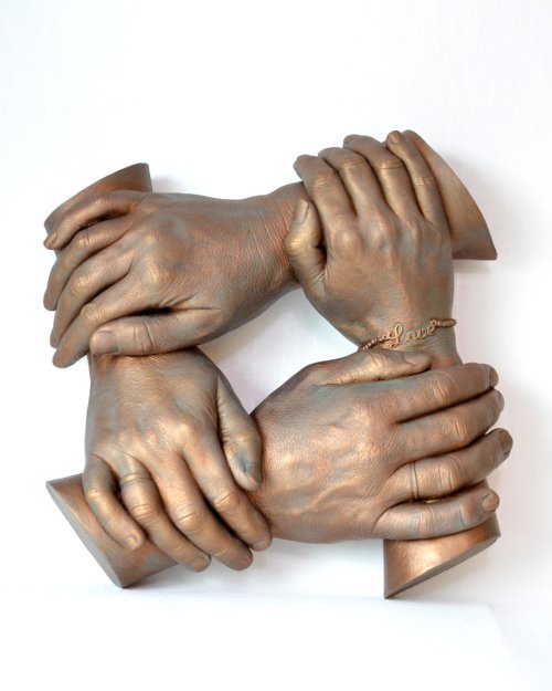 Een pure handenkrans, een krachtig beeld van vijf handen in ondoorbroken cirkel. Dit handbeeld in krans heeft een bronzen kleuring en bevat levensechte details.
