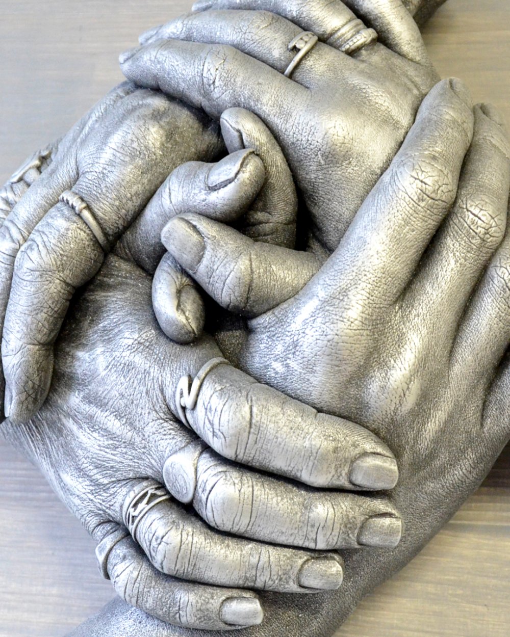 Een handenkrans met levensechte details. Dat is wat bodycasting bij ons zo uniek maakt. Zelf de detaillering in de ringen, de huidstructuren en lijntjes zijn zichtbaar. Een handenkrans laten maken is dan ook bijzonder en vormt een kunstwerk voor het leven