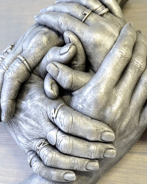 Een handenkrans met levensechte details. Dat is wat bodycasting bij ons zo uniek maakt. Zelf de detaillering in de ringen, de huidstructuren en lijntjes zijn zichtbaar. Een handenkrans laten maken is dan ook bijzonder en vormt een kunstwerk voor het leven