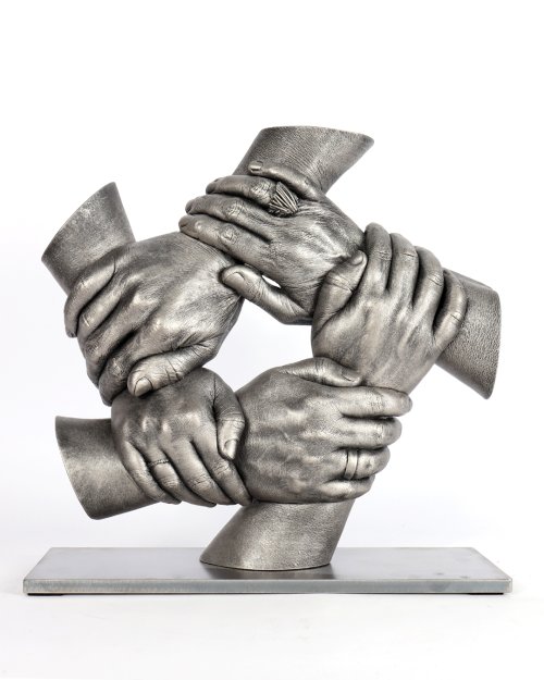 Deze handenkrans in zilver gekleurd rust op de hand van vader. Hij steunt zijn gezin en samen vormen zij een ondoorbroken cirkel van kracht. Een prachtig handbeeld in kransvorm, gemaakt door de makers van Bodycasting Nederland