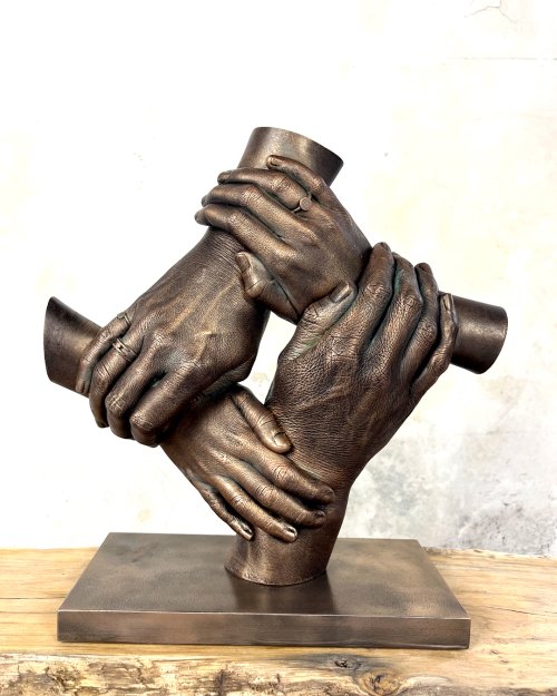 Kunst en bodycasting komen bij ons altijd samen. Dat mag je bij ons verwachten als je een handbeeld wilt laten maken. Deze handenkrans is daar een schitterend voorbeeld van.