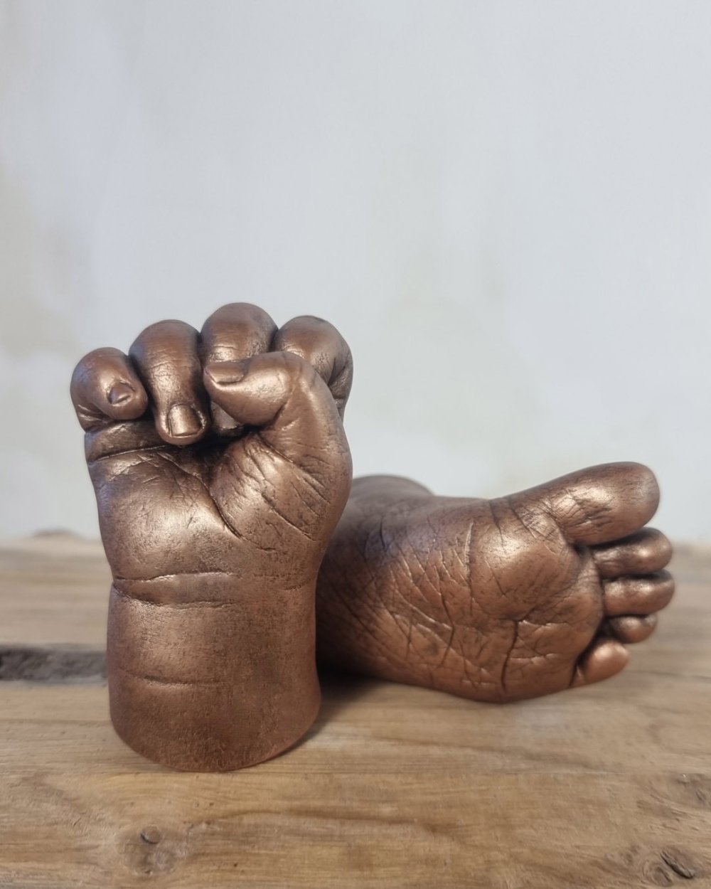 Bronzen handje en voetje van een baby, gemaakt door bodycasting nederland