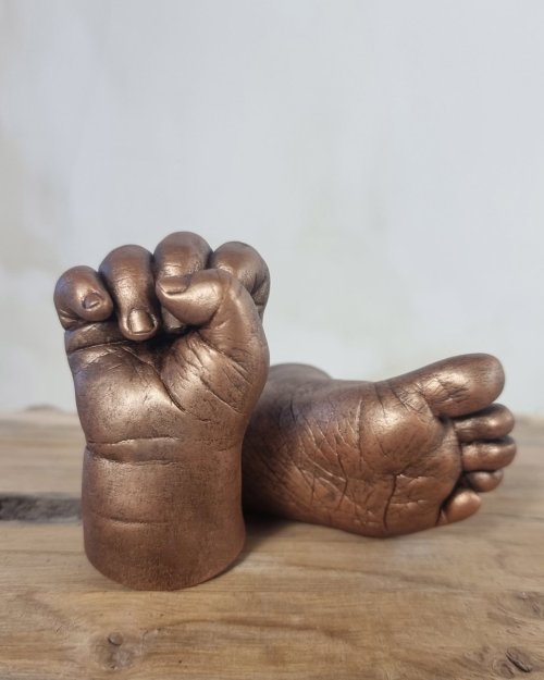 Bronzen handje en voetje van een baby, gemaakt door bodycasting nederland