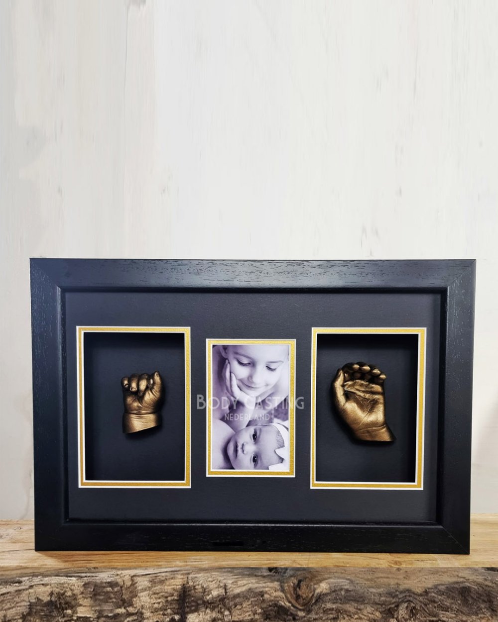 Afdruk van baby handje en voetje in een 3D lijst, schilderij met foto, door Bodycasting Nederland