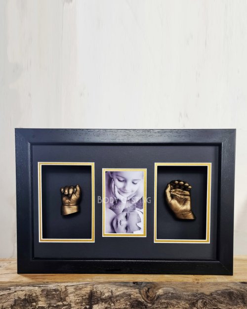 Afdruk van baby handje en voetje in een 3D lijst, schilderij met foto, door Bodycasting Nederland