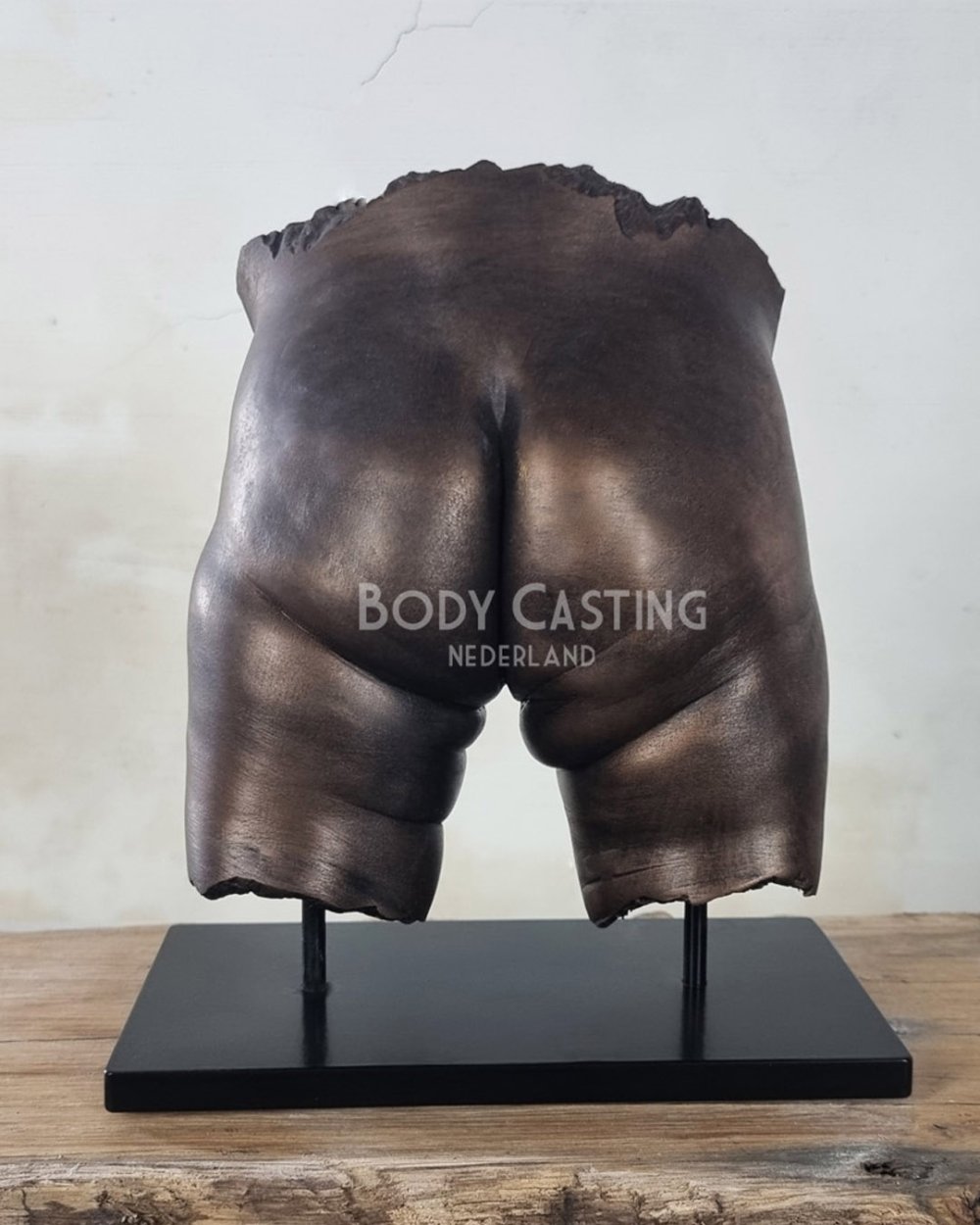 Afdruk van de billen van je baby, gemaakt door bodycasting nederland, in brons gekleurd
