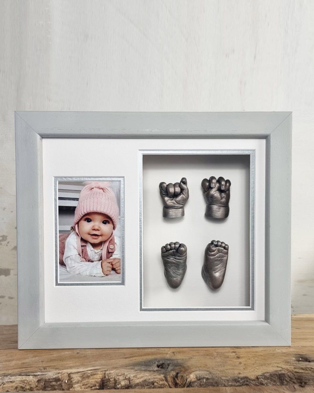 Twee handjes en twee voetjes van de baby, geplaatst in een luxe 3D lijst schilder, gemaakt door Bodycasting Nederland