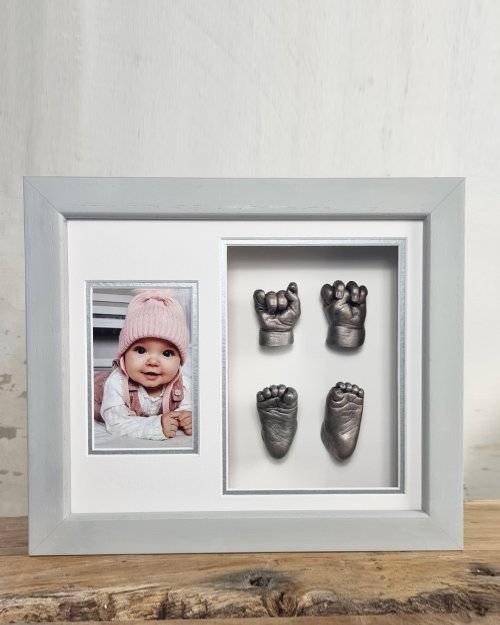 Twee handjes en twee voetjes van de baby, geplaatst in een luxe 3D lijst schilder, gemaakt door Bodycasting Nederland