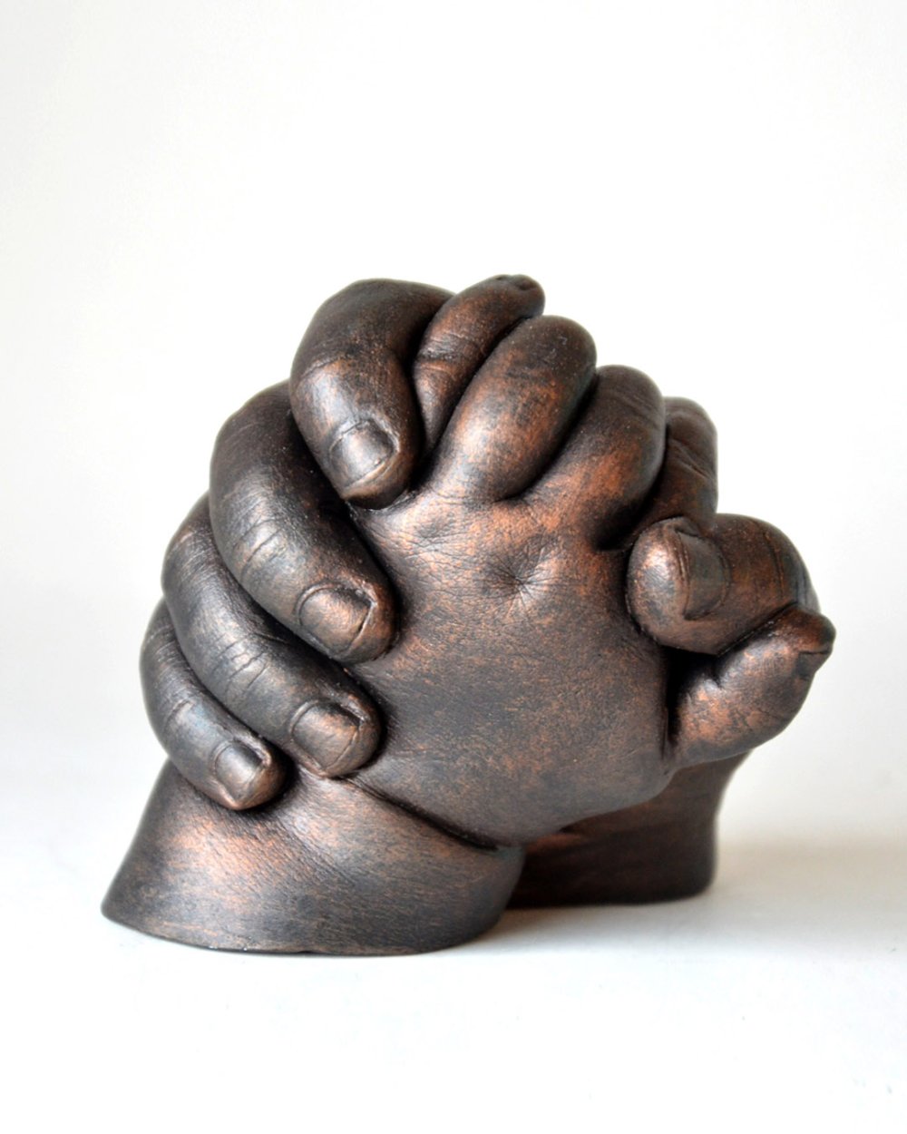 Handbeeld van twee kleine kinderen samen, gekleurd in brons, gemaakt door Bodycasting Nederland