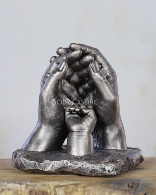 Handbeeld van papa en mama en hun pasgeboren baby, gemaakt door Bodycasting Nederland