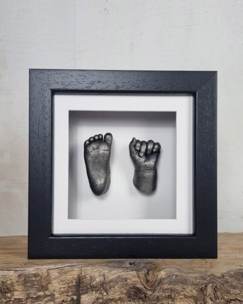 Handje en voetje als beeld in een 3D lijst of schilderij, gemaakt door Bodycasting Nederland