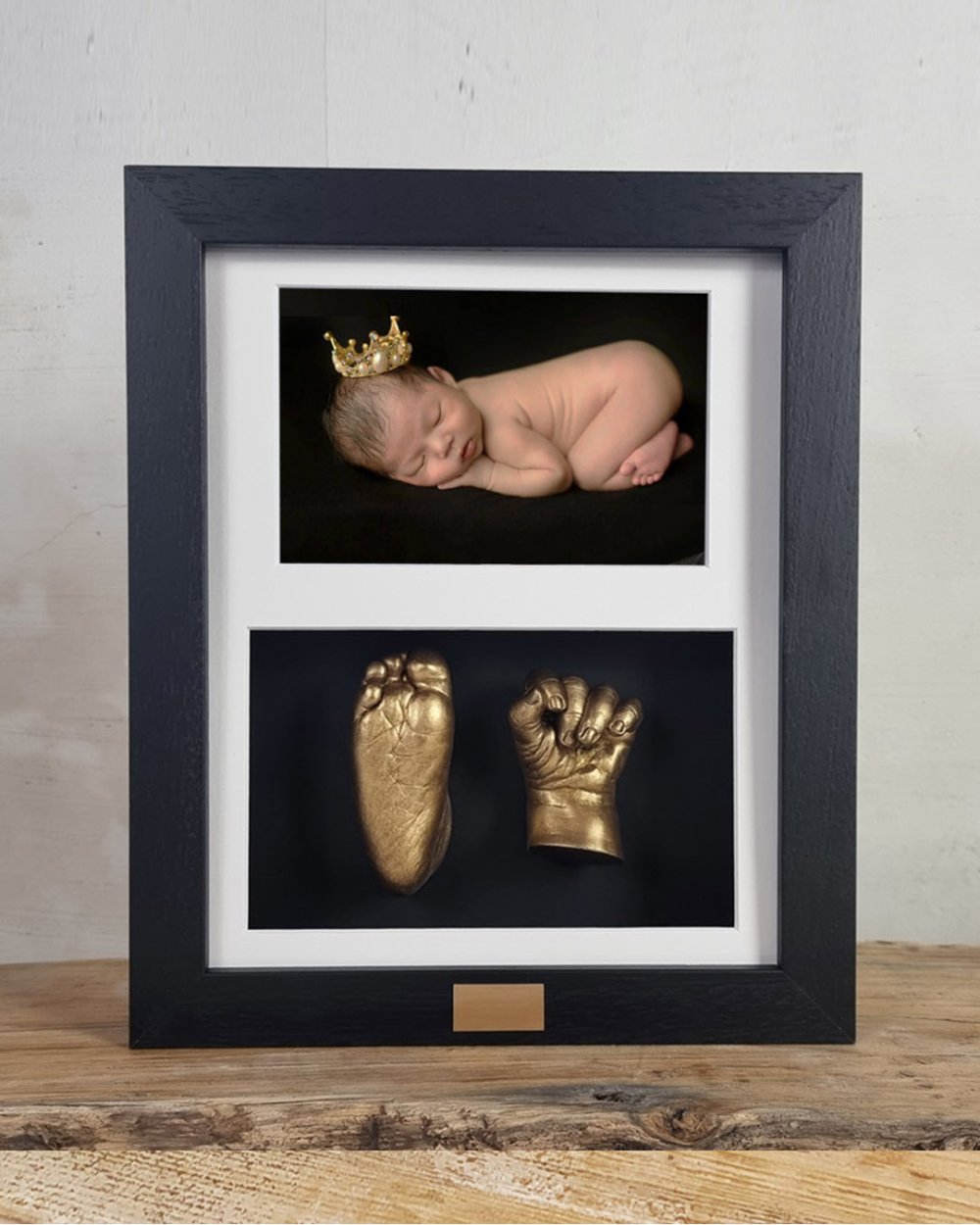 Een gouden handje en voetje, van jouw baby prinses, gevangen in een 3D lijst, gemaakt door Bodycasting Nederland
