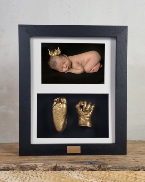 Een gouden handje en voetje, van jouw baby prinses, gevangen in een 3D lijst, gemaakt door Bodycasting Nederland