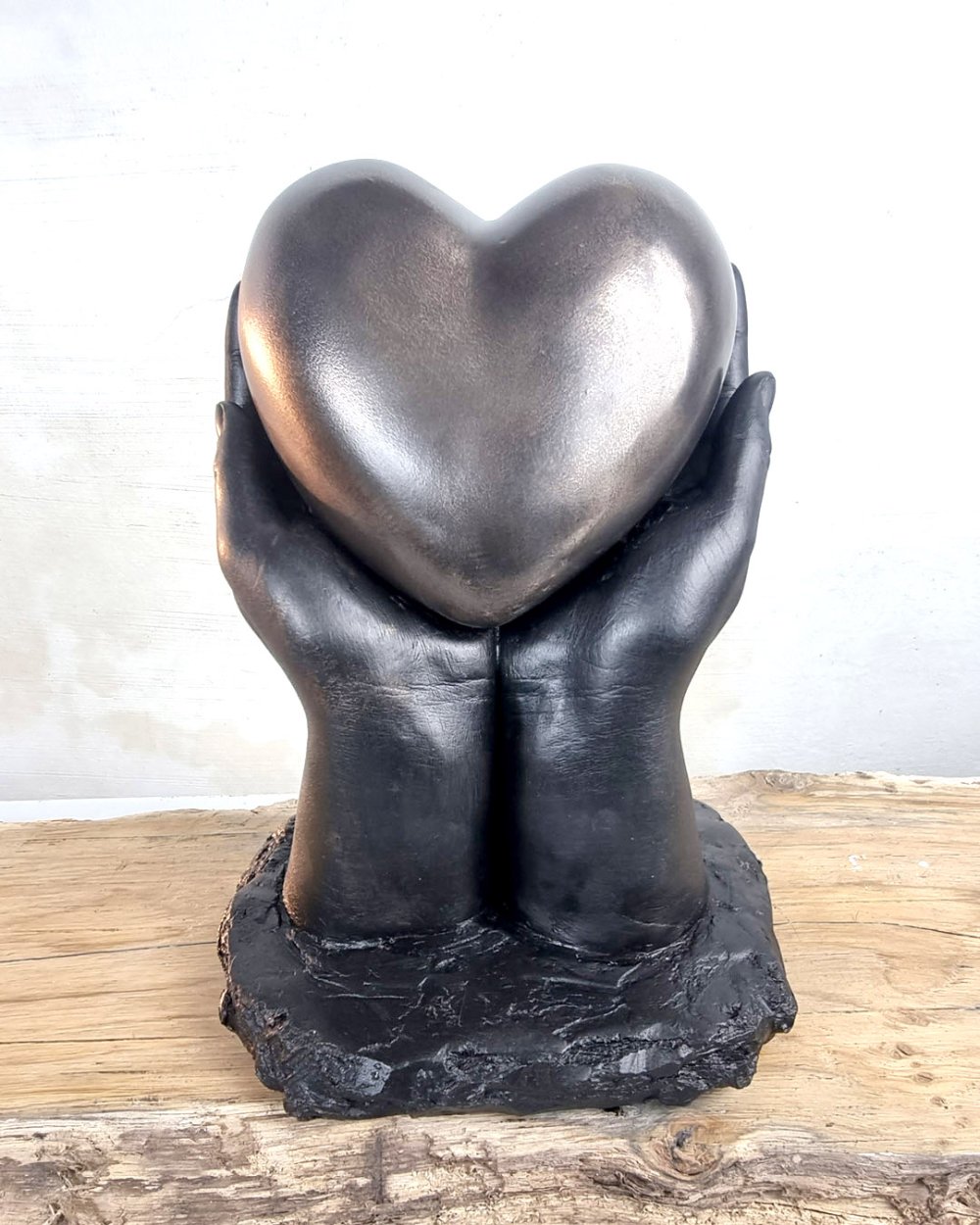 Bodycasting handbeeld met hart liefdevol gedragen