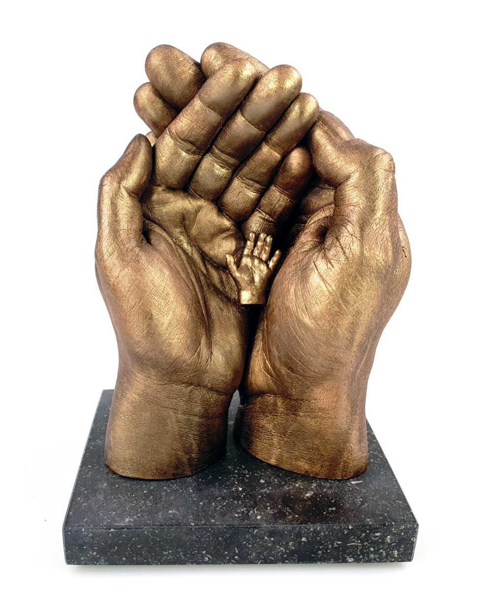 Bodycasting handbeeld van ouders met stilgeboren babyhandje