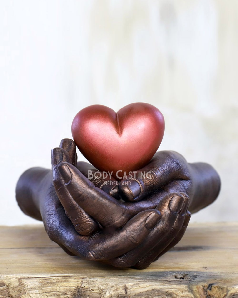Bodycasting sculptuur met hart liefdevol gedragen door handen