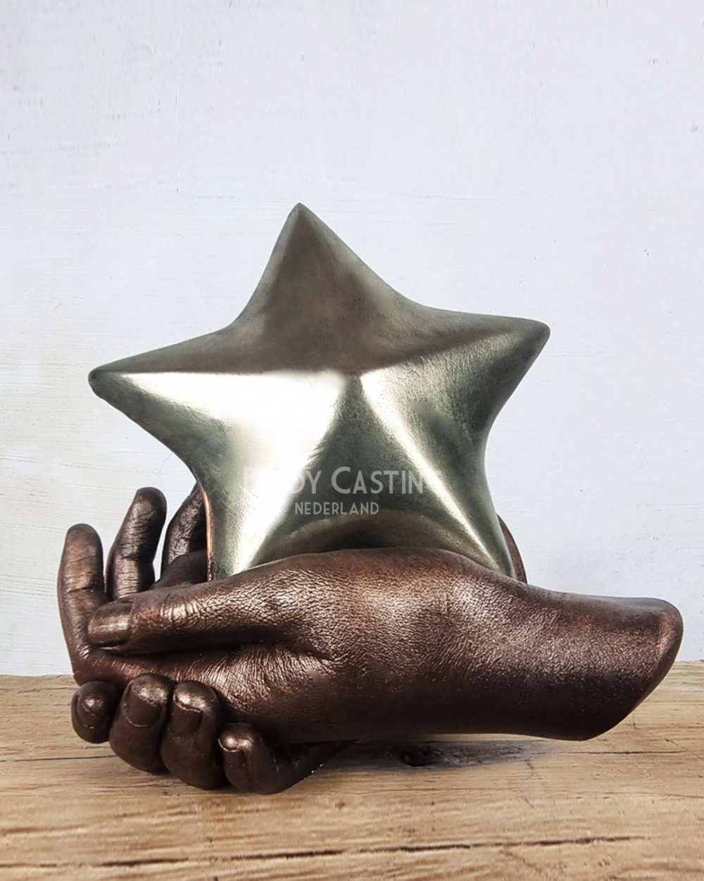 Bodycasting sculptuur met ster gedragen door open handen