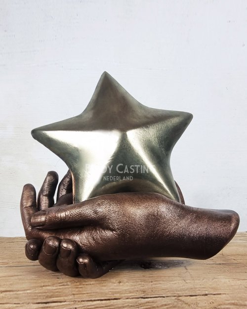 Bodycasting sculptuur met ster gedragen door open handen