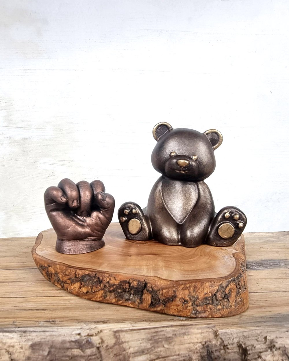 Baby handafdruk met beeldje van teddybeer op houten voetplaat