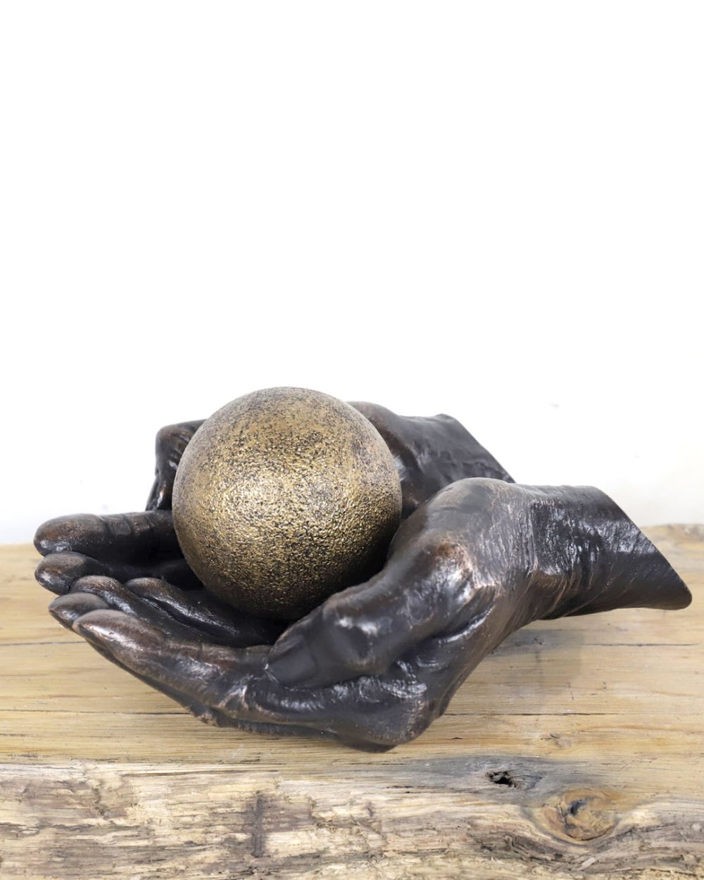 Bodycasting urn beeld met bronsgegoten handen en bolvormige urn