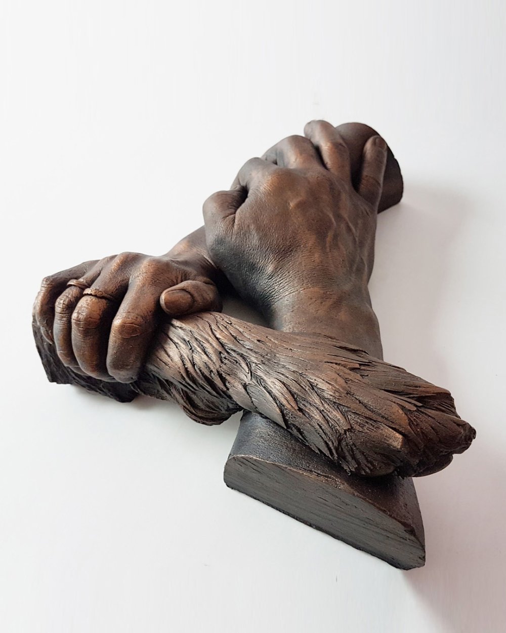 Bodycasting familiekring met hondenpoot en handen van gezinsleden