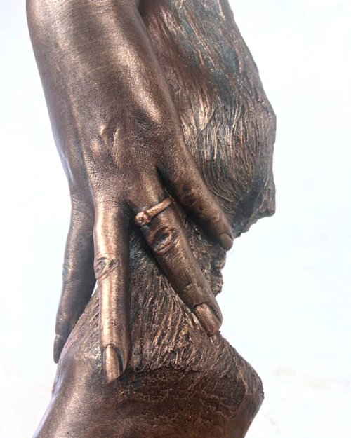 bodycasting beeld van paardenbeen en hoef met hand