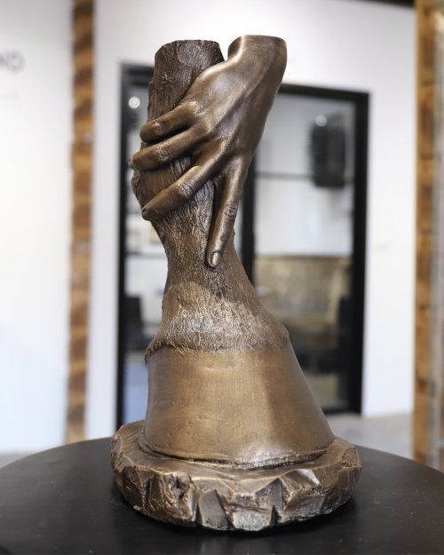bodycasting met paard en hand in beeld gebracht
