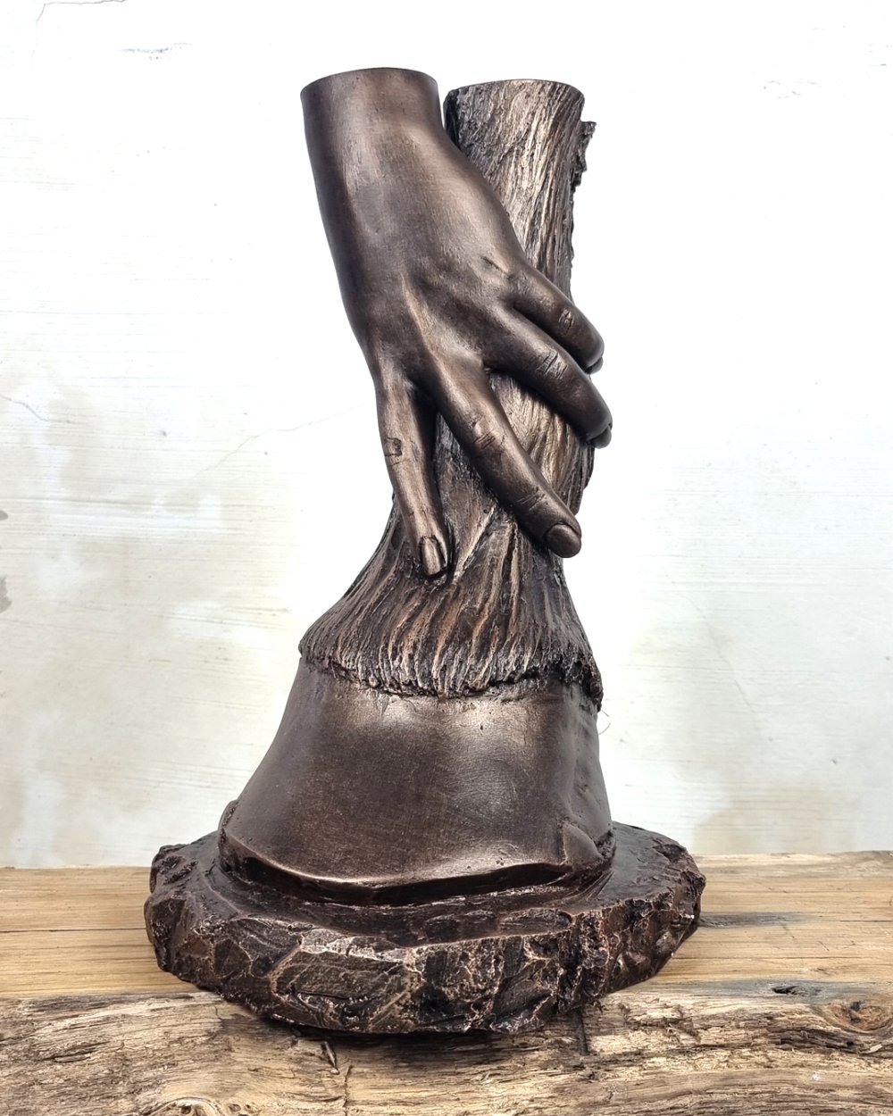 Handbeeld met paardenbeen en hoef en hand