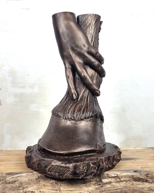 Handbeeld met paardenbeen en hoef en hand