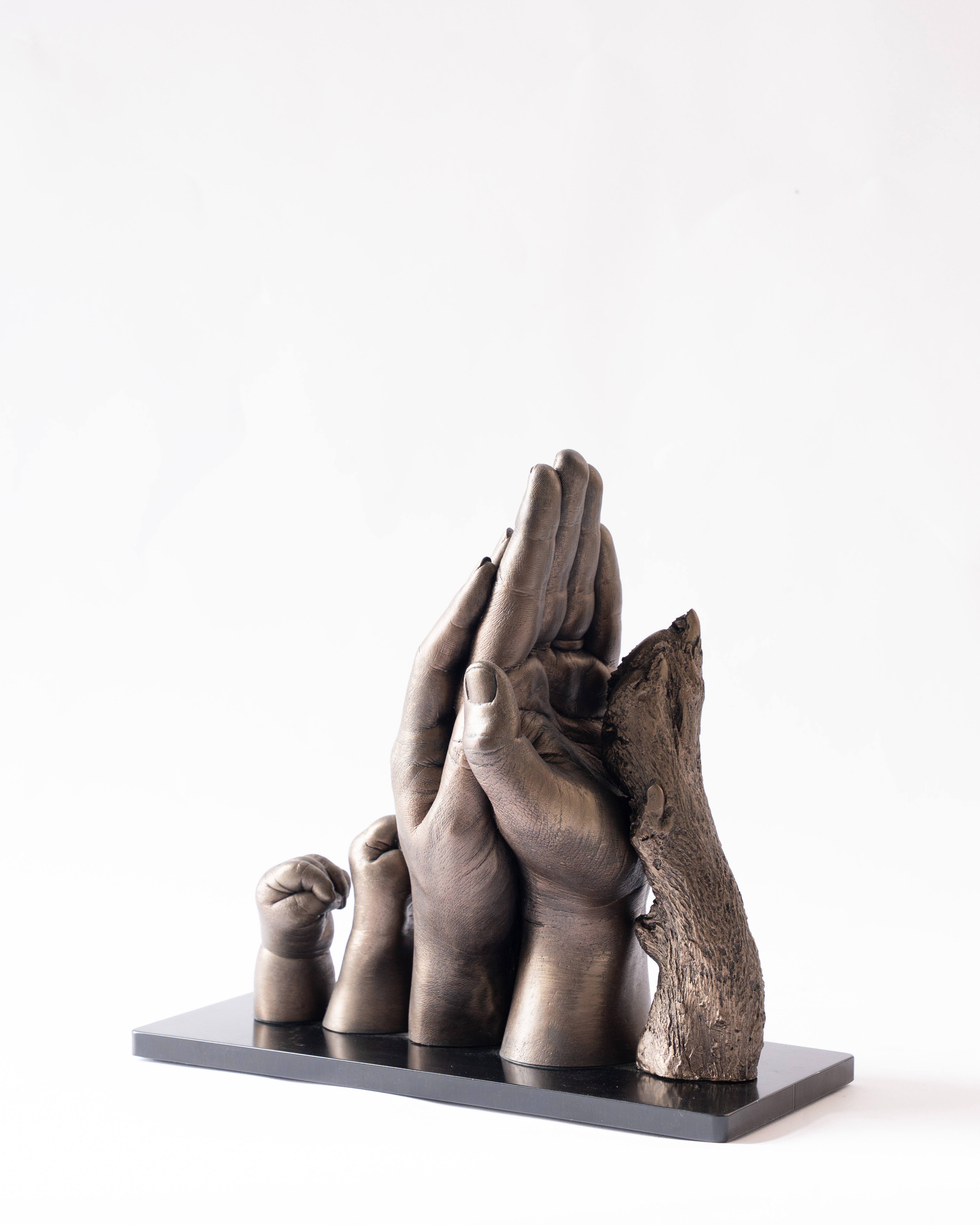Hondenpoot en handafdruk van gezin vereeuwigd in bodycasting beeld