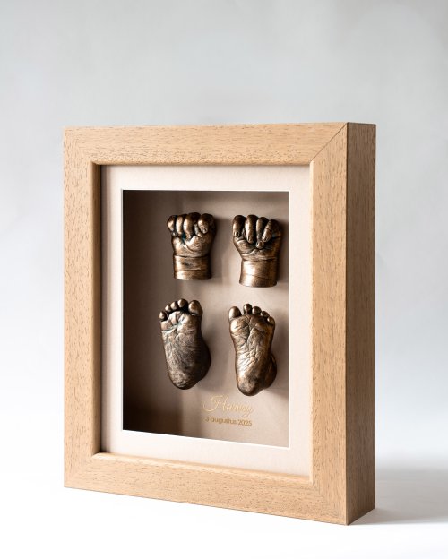 Baby hand- en voetafdrukken verwerkt in een stijlvolle 3D lijst als blijvende herinnering
