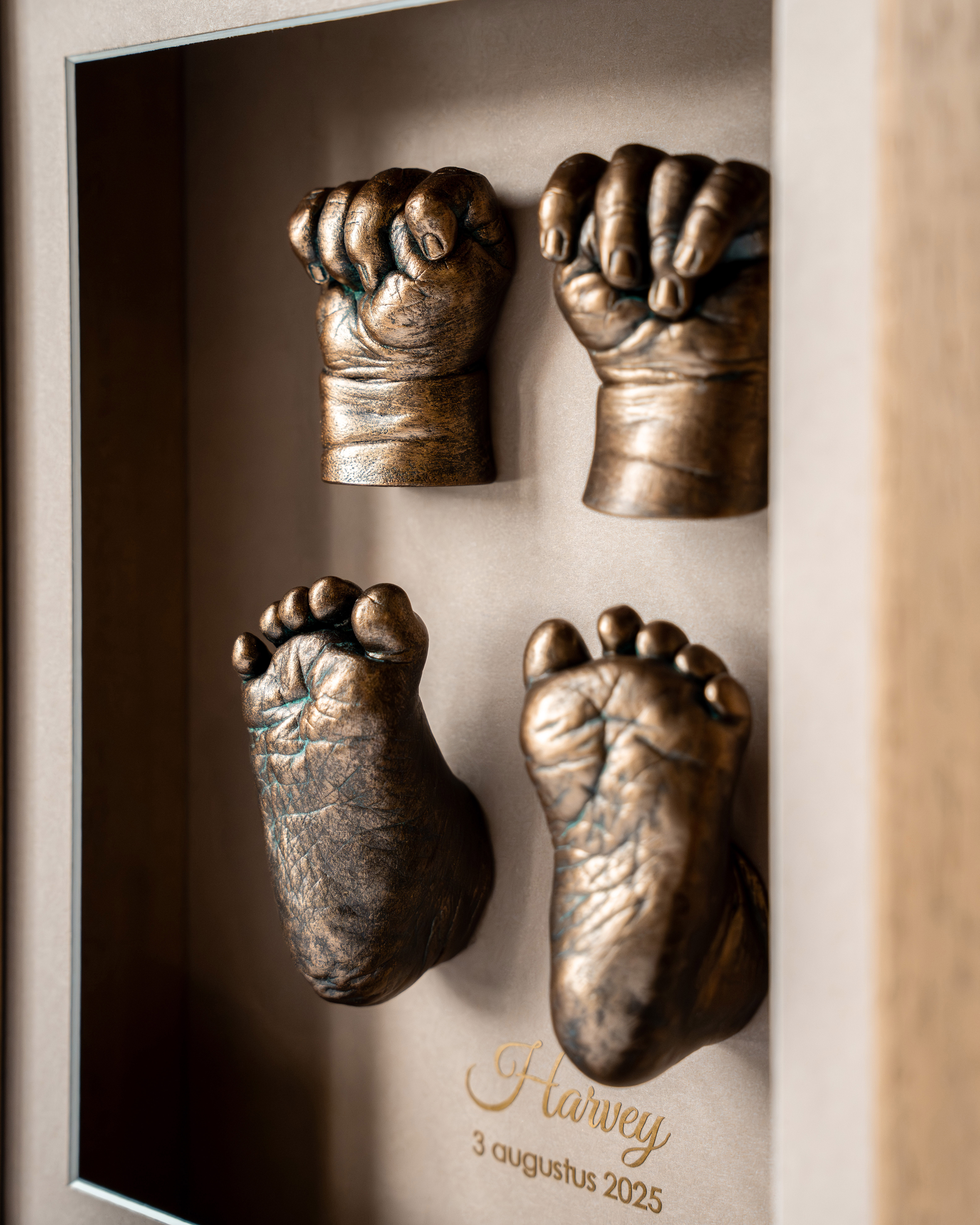 Baby hand- en voetafdrukken verwerkt in een stijlvolle 3D lijst als blijvende herinnering