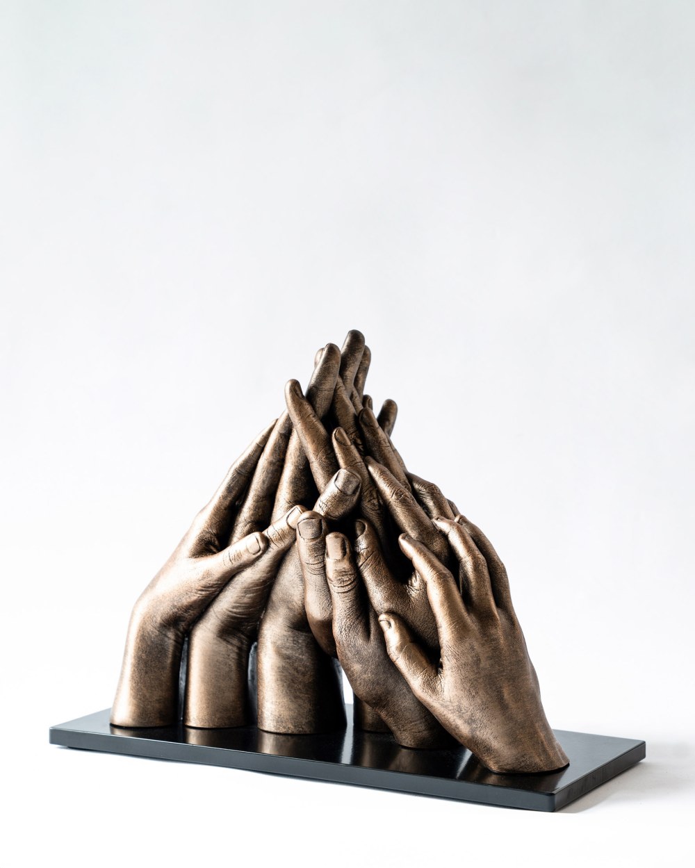 Bodycasting familie handbeeld met meerdere handen in opwaartse compositie