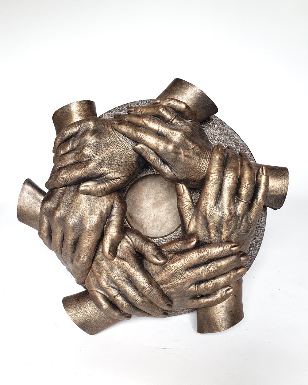 Familie handbeeld in handenkrans compositie met warme kleuring