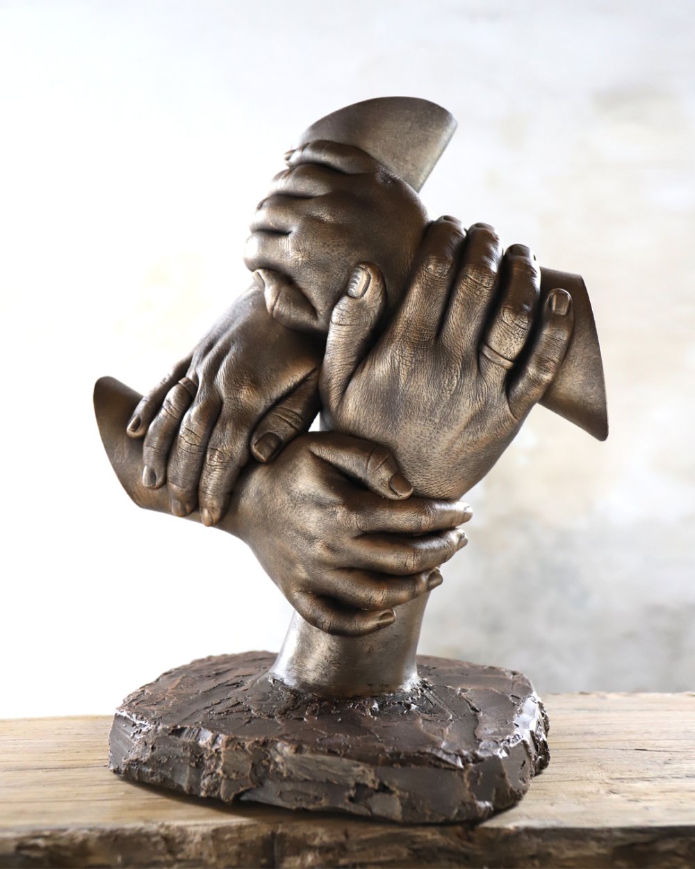 Bodycasting handenkrans van familie in verticale compositie met warme kleuring